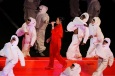 4-13 Vêtue d'une combinaison rouge et d'un manteau assorti, Rihanna évoluait au milieu de plusieurs centaines de danseurs, tous habillés en combinaison blanche intégrale