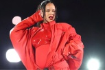11-13 Rihanna était habillée d'une combinaison rouge pour son show de mi-temps